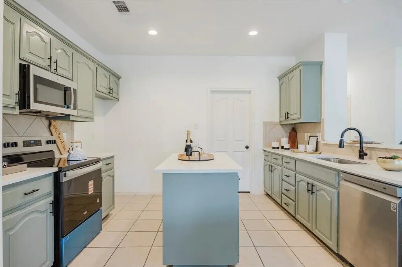 Building Photo - 424 Baverton Ln