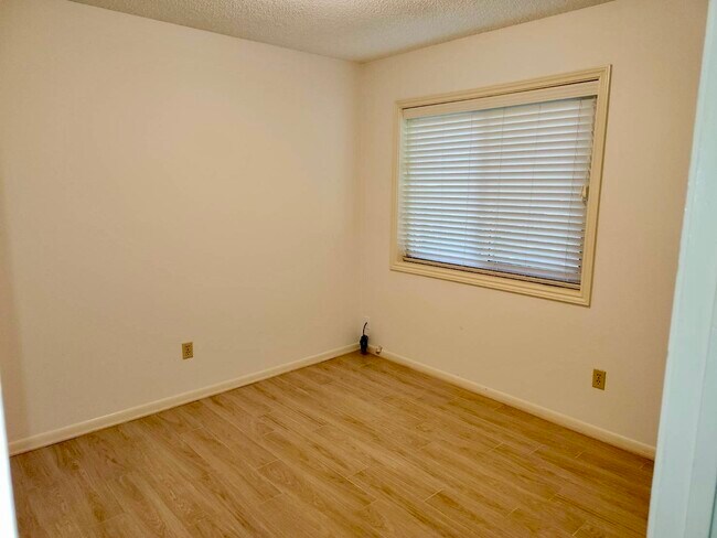 Building Photo - 2118 Hickory Lawn Dr