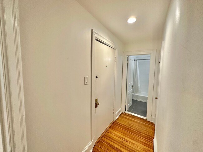 Building Photo - Historic Georgetown Sunny 2 Bedroom 1.5 Ba...