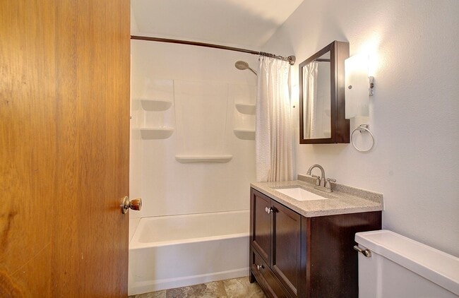 Building Photo - Quaint Three Bedroom Home in Vancouver!  Apply today to received $250 off June 2026