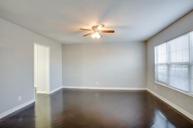 Building Photo - Spacious Three Bedroom Home With Modern Fl...