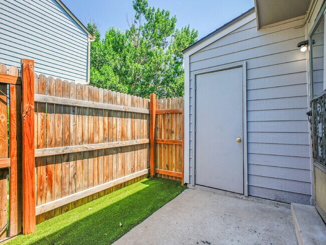 Building Photo - $1,795 // 2-Bed 1-Bath Charming Rowhome in...
