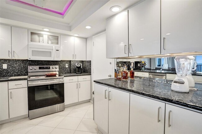 Building Photo - 1150 Hillsboro Mile Unit 1016