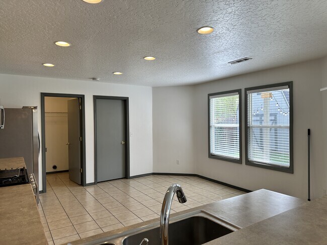 Building Photo - 3416 Parktrail Ct