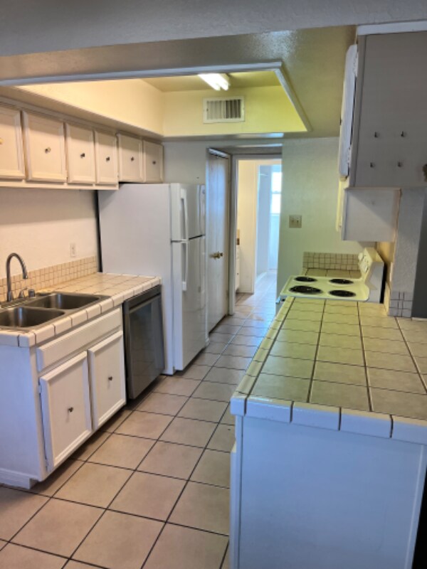 Building Photo - 6700 Escondido Dr