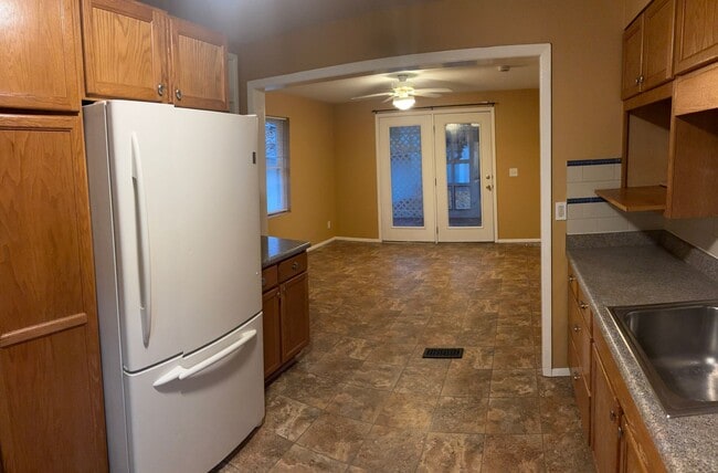 Building Photo - $1,950 / - 1800ft2 - 4BR, 2BA Cute North side house #1511  (6003 N Belt, Spokane Wa. 99205