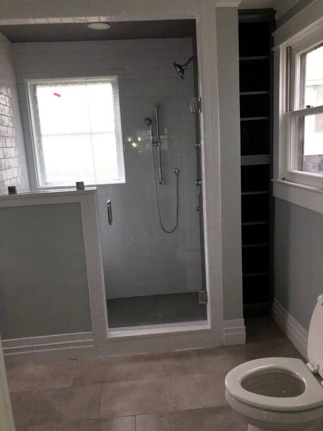 Building Photo - Newly Remodeled 3/2 with open floor plan