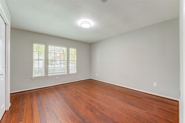 Building Photo - 3223 Richland Dr