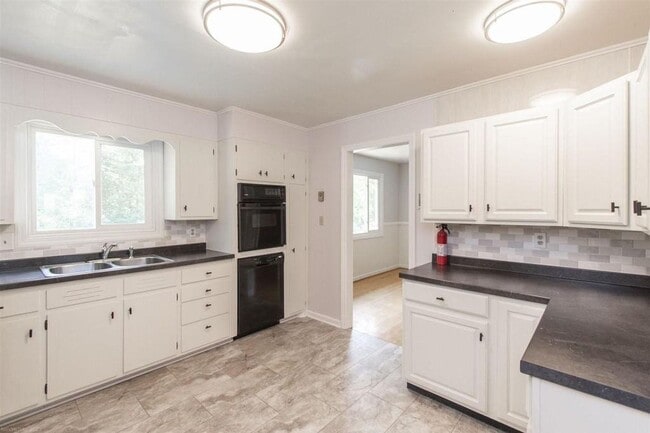 Building Photo - 601 Broce Dr