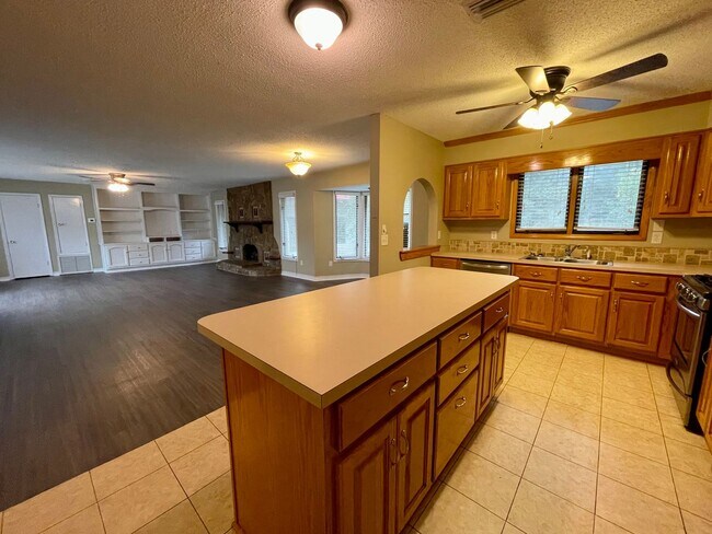 Building Photo - 6300 Creel Rd