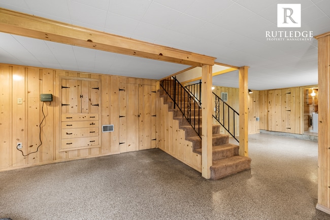 Building Photo - East Medford Charm