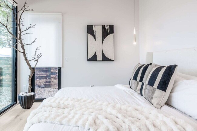 Building Photo - Modern Luxury Rental with Unobstructed Fla...
