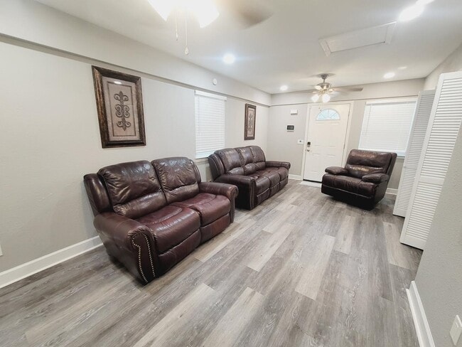 Building Photo - 1906 Karen Ln