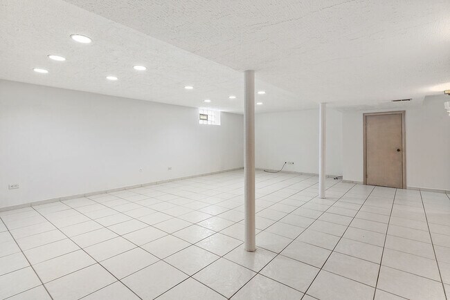 Building Photo - 4909 N Orange Ave