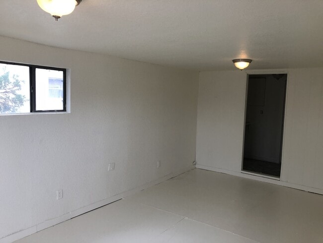 Building Photo - New flooring and paint throughout!