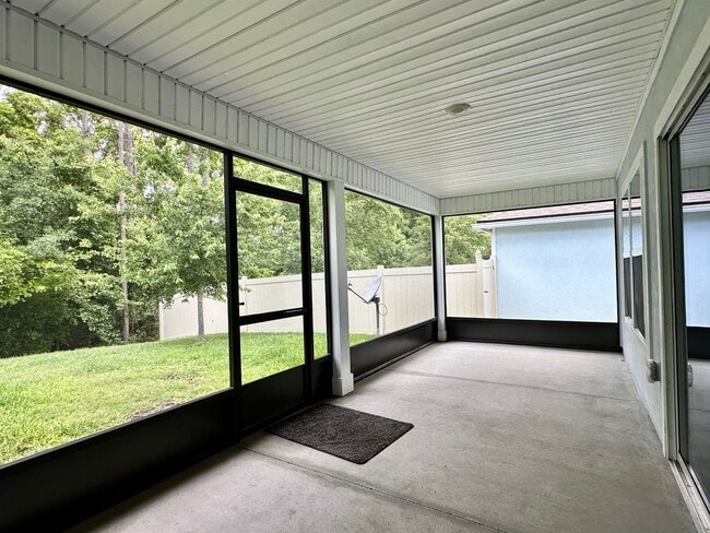 Building Photo - Beautiful 3/2 + Office, Close to Everything!