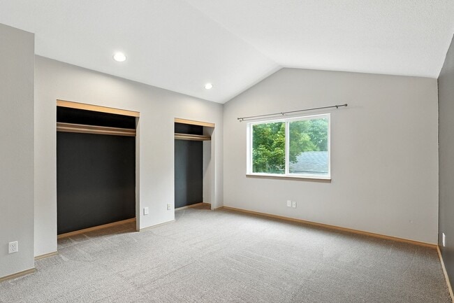 Building Photo - Updated 2 Bedroom/2.5 Condo w/garage