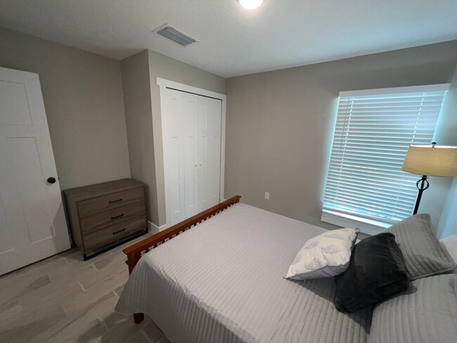 Building Photo - Nearly New 1 bedroom apartment in the Long...