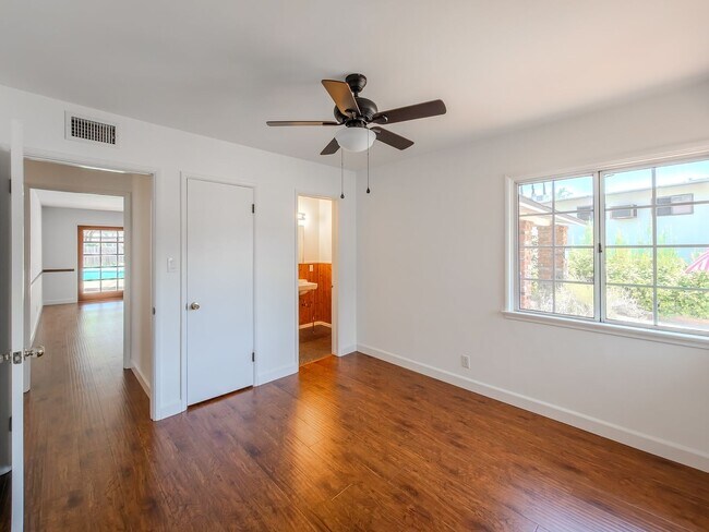 Building Photo - Stunning 3BD/2BA located in beautiful Sunl...
