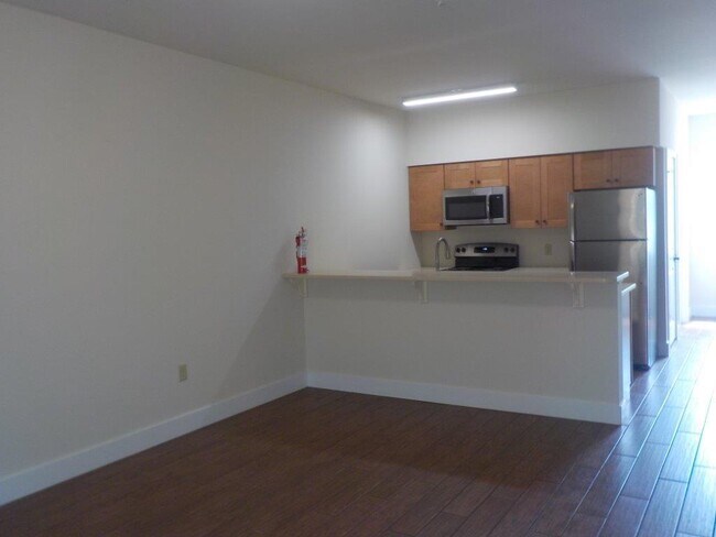 Building Photo - Spacious 3-Bed, 3.5-Bath Townhouse on East...