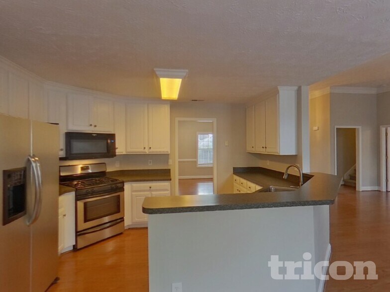 Building Photo - 122 Ivy Trce