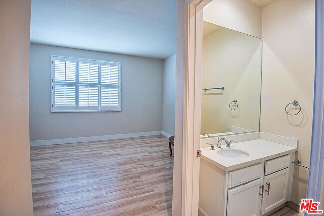 Building Photo - 458 N Oakhurst Dr