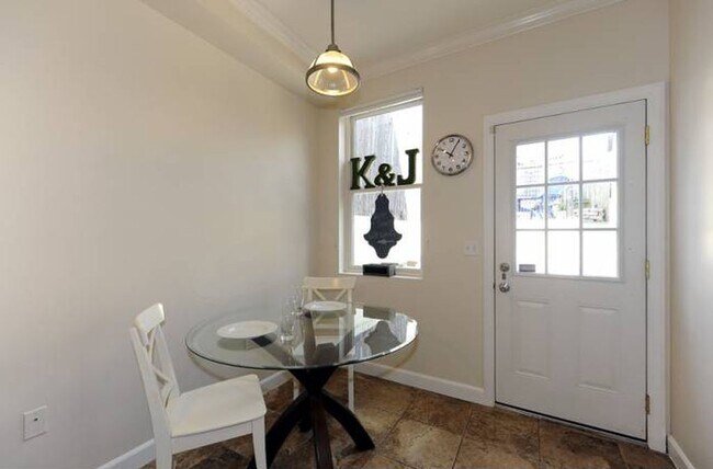 Building Photo - 1012 7th St SE