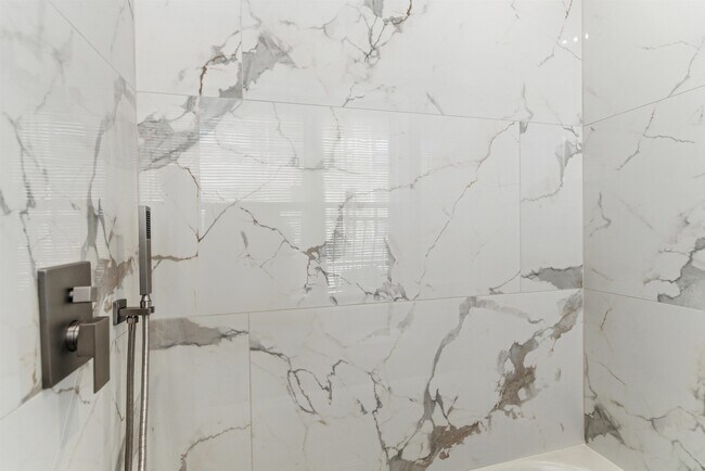 Building Photo - 419 5th St