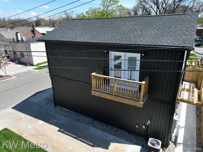 Building Photo - 695 Livernois St