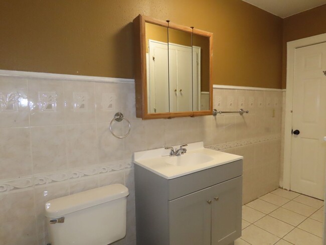 Building Photo - Quaint West Side  3 bedroom 2 Bath Home!