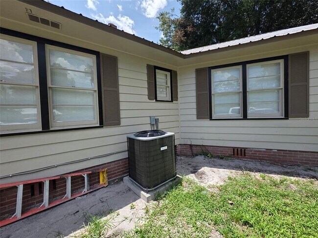 Building Photo - 2104 Crill Ave