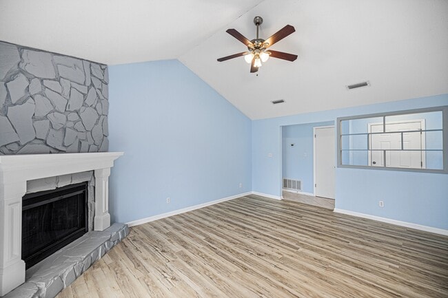 Building Photo - 349 Primrose Cir