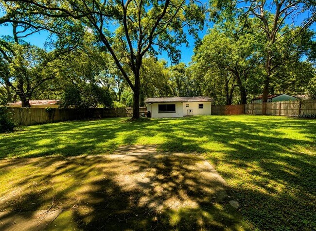 Building Photo - 1116 E Winnemissett Ave