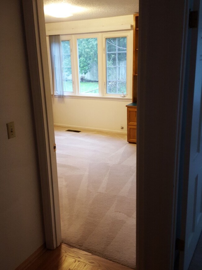 Building Photo - University Place 2bd 2bth, with bonus/office, $2,995 includes yard care and utilities other than ...