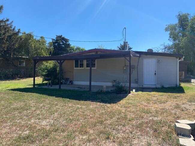 Building Photo - Adorable 3 Bedroom Home