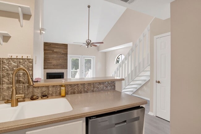 Building Photo - One Bedroom Condo with Loft, One-car Garag...