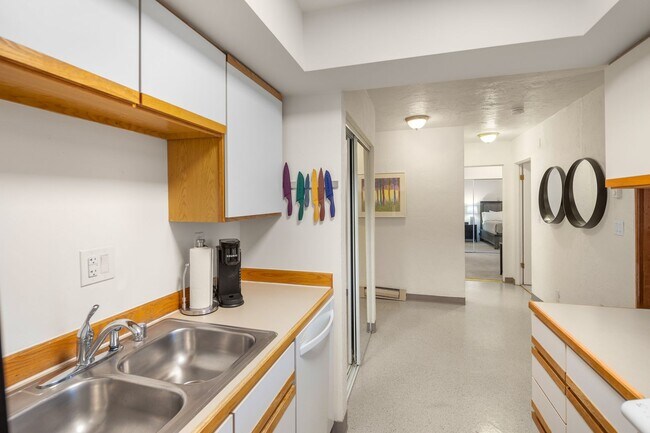 Building Photo - Downtown Anchorage Two Bedroom Two Bath (102)