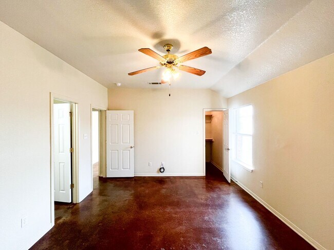 Building Photo - 1913 Charleston Ct