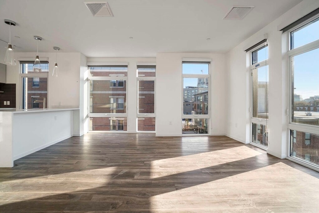 Building Photo - 857 Beacon St