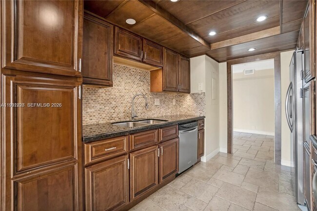 Building Photo - 1000 Quayside Terrace