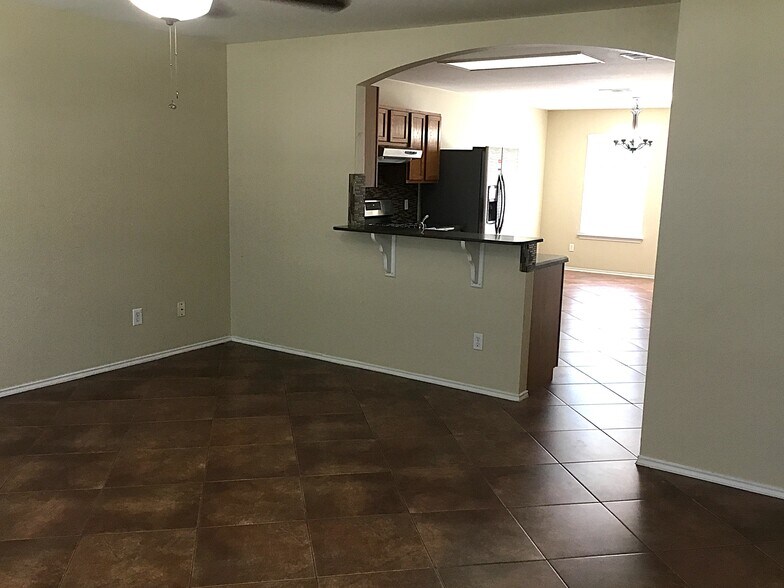 Building Photo - 216 Fall Creek Dr