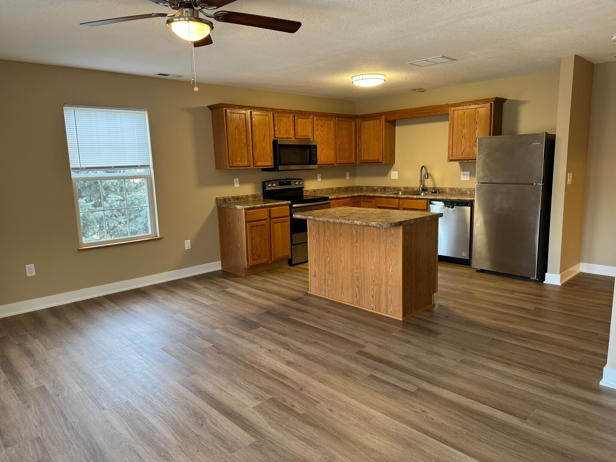 Kitchen - 389 NE Sandalwood