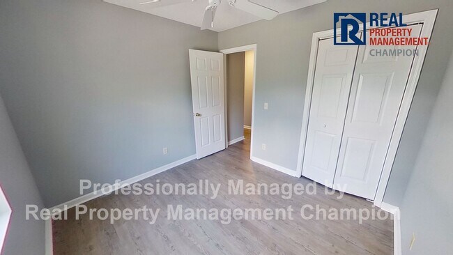Building Photo - 3 BD/2 BA Upper Unit Condo in Hawthorne Park