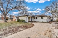 Building Photo - Spacious Single Family Home in South Wichita