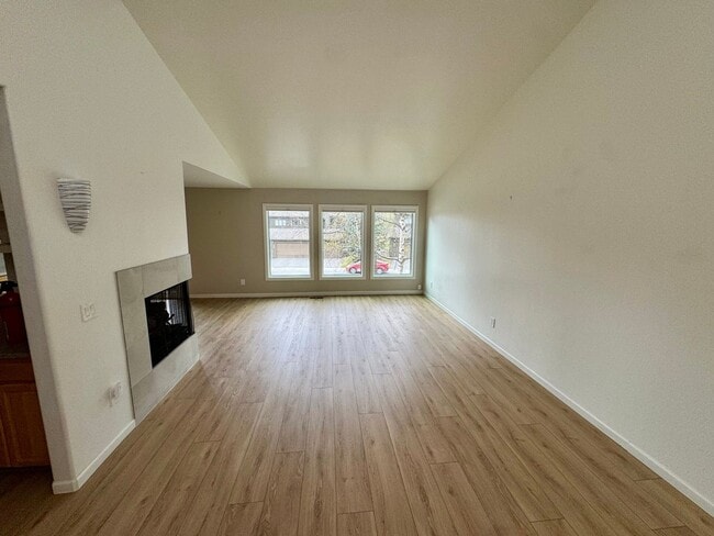 Building Photo - 2045 Eastridge Dr