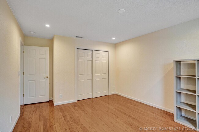 Building Photo - 635 Northshore Dr