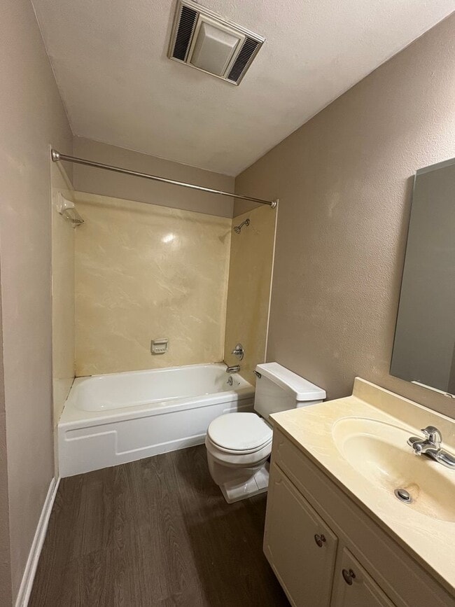 Building Photo - Beautiful 3 bedroom/2 bath with Garage and Central Air & Heat!