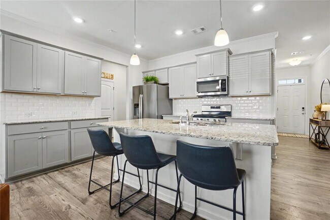 Building Photo - 723 Woodstock Grove Dr