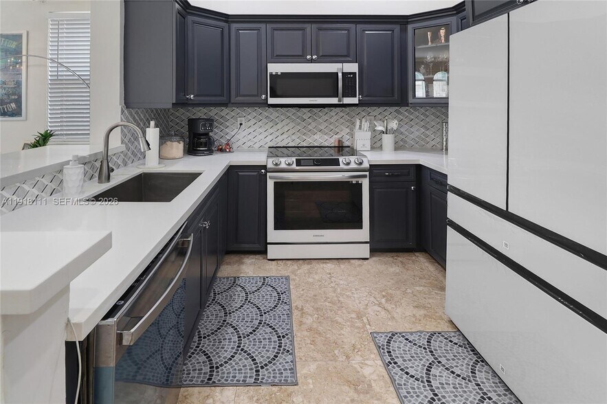 Building Photo - 601 NE 11th Ave