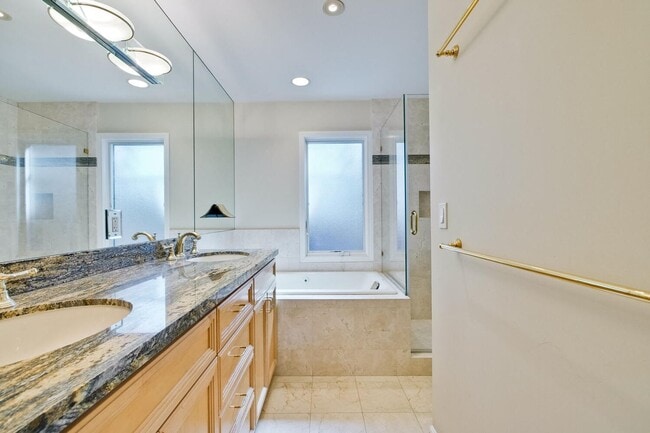 Building Photo - Beautiful 4 bedroom, 3 bath in desirable C...